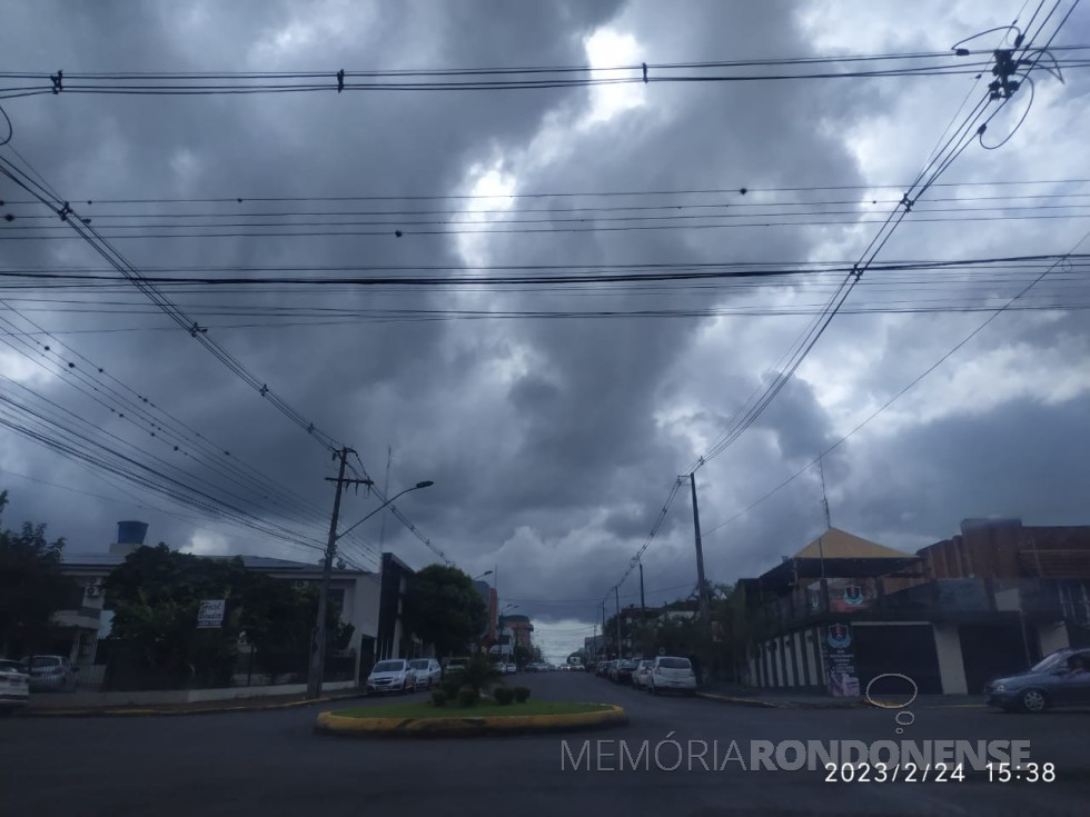 || Nebulosidade na cidade de Marechal Cândido Rondon, a meia tarde de 24 de fevereiro de 2023.Cena clicada desde a Rua Indepedência com vista da Rua Santa Catarina.
Imagem: Acxervo e crédito do rondonense Claudineu Domingues - FOTO 12 -