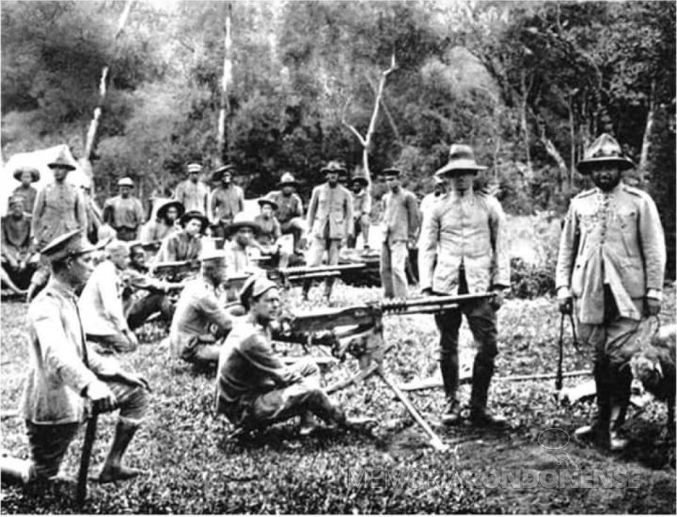 || Tropas federais sob o comando do então General Rondon posicionadas em Medeiros, em 1925.
Imagem: Acervo Memória Paranaense - FOTO 3 - 
