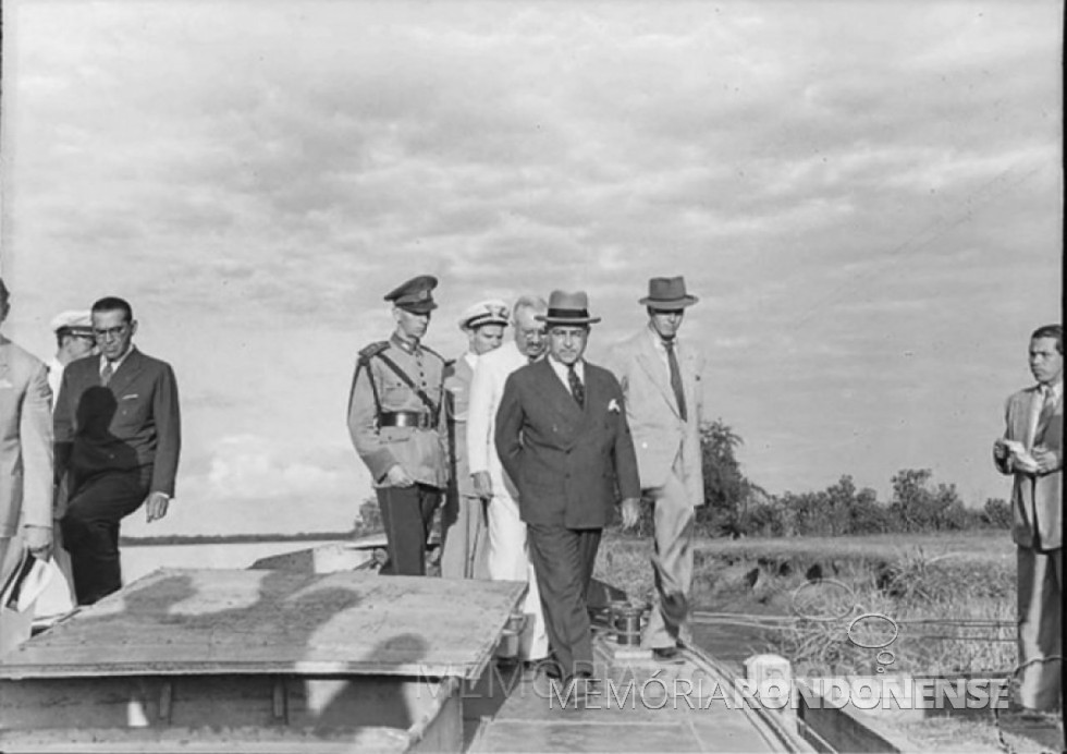 || Presidente Getúlio Vargas (d) na companhia do capitão Heitor Mendes Gonçalves (de terno escuro, à esquerda). Imagem: Acervo Walter Dysarsz - Foz do Iguaçu - FOTO 13 -