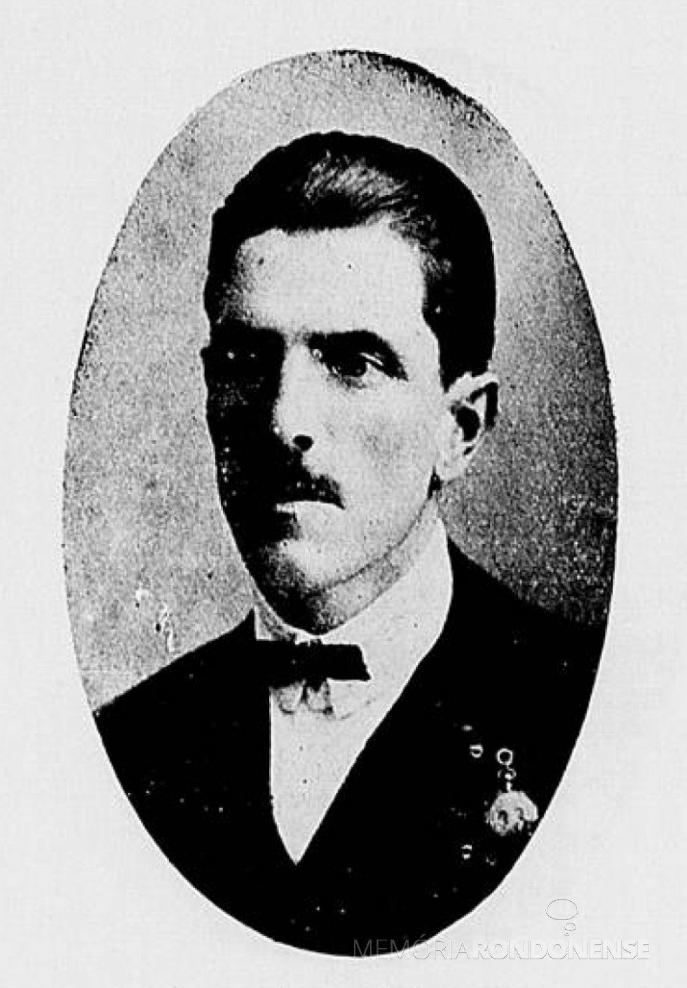 || Italiano João Tonon, designado como feitor da turma de conservação da estrada de rodagem de Guarapuava a Foz do Iguaçu, no começo da década de 1920.
Imagem: Acervo Biblioteca Nacional Digital - FOTO 2 -