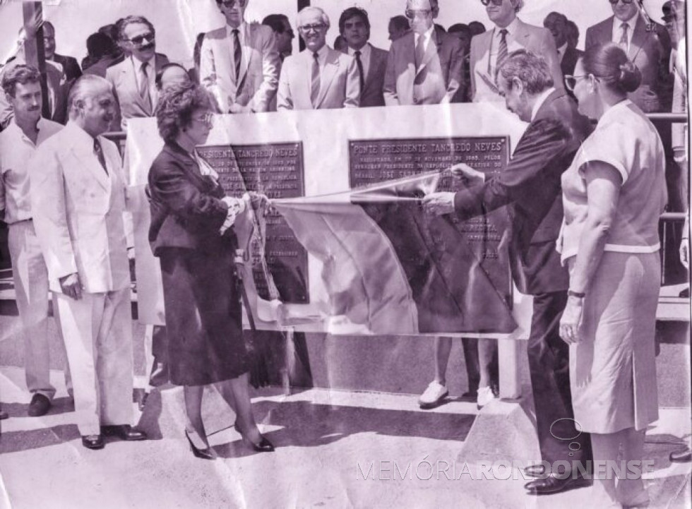 || Risoleta Neves, viúva de Tancredo Neves, e os presidentes Raul Alfonsin (Argentina) e José Sarney (Brasil), além da primeira-dama brasileira, Marly Sarney.
A ponte foi batizada com o nome de Tancredo Neves que havia falecido poucos meses antes após ser eleito presidente da República, mas que não chegou a assumir por causa de doença.
Imagem: Acervo e crédito Xico (Pietro) Tebaldi (Cascavel) - FOTO 9 -