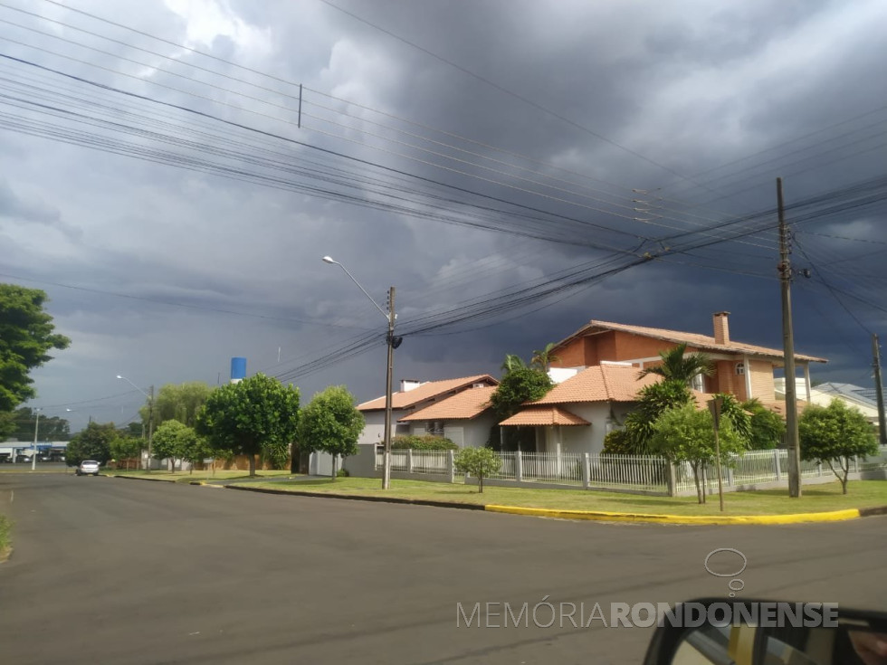 || Nebulosidade de chuva ao sudeste do  município de Marechal Cândido Rondon, em 10 de fevereiro de 2023 , por volta das 14 horas.
Foto clicada desde a Rua Costa e Silva, esquina com a Rua São Paulo
Imagem: Acervo e crédito do rondonense Claudinei  Domingues   - FOTO 21 -