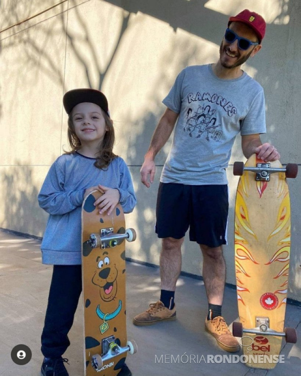 || Jornalista rondonense Cristiano Marlon Viteck afeiçoado ao skate des de a adolescência, levando à prática o filho Inácio à prática do esporte.
Imagem: Acervo Projeto Memória Rondonense - FOTO 26 -