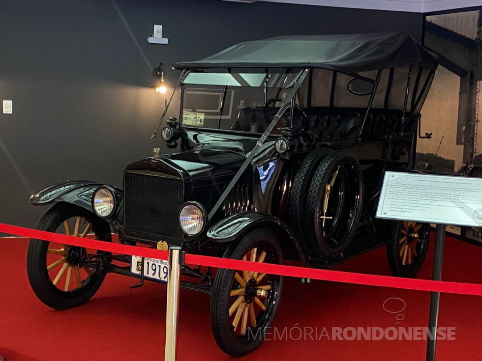 || Ford 19, primeiro veículo a trafegar pela Ponte da Fraternidade, em novembro de 1985, conduzindo  Sarney e Alfonsin, exposto no memorial sobre a construção da ponte.
Imagem: Acervo e crédito do rondonense Cristiano Marlon Viteck - FOTO 10 -