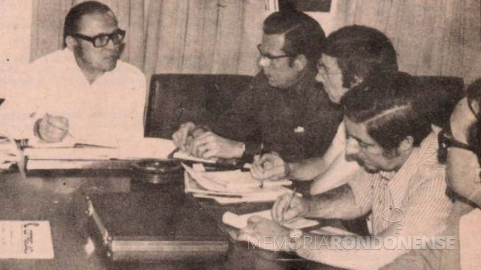 || Agropecuarista Roberto Wypich (de camisa branca), presidente da Cotriguaçu, que lançou a campanha pelo fim da monocultura em fevereiro de 1975.
Imagem: Acervo Jornal Boas Notícias - FOTO 8 -