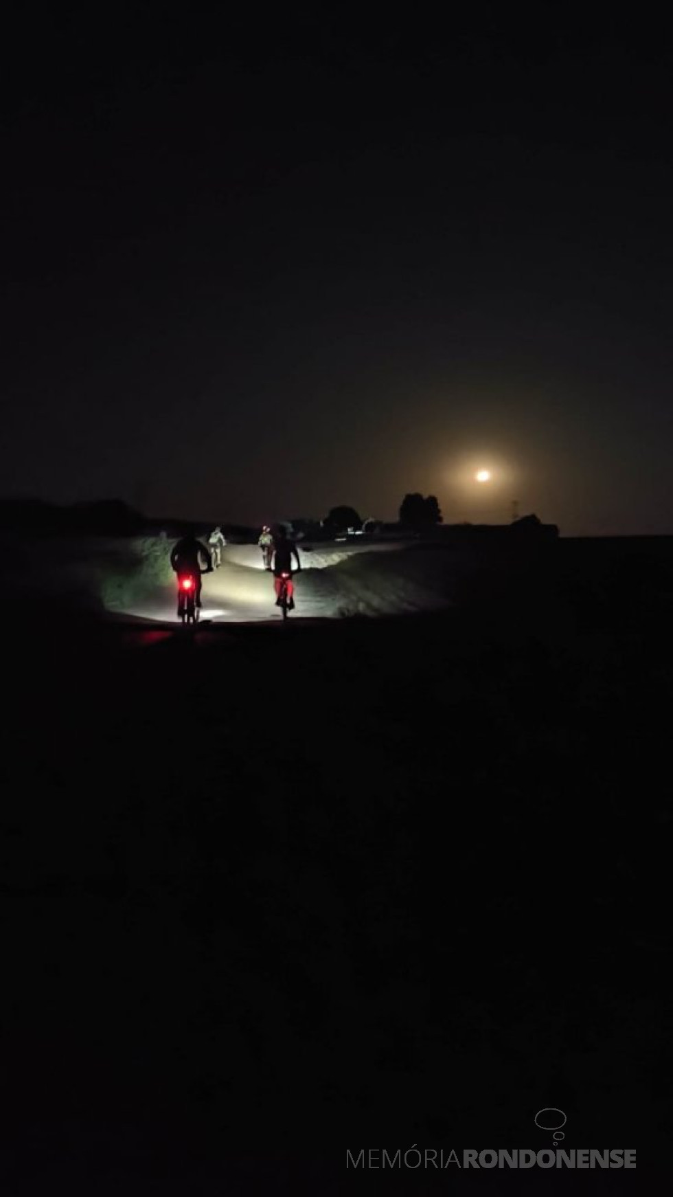 || Ciclistas rondonenses do grupo Corujas Bikers em giro na noite de 06 de fevereiro de 2023, com Lua Cheia.
Imagem: Acervo e crédito de Adriano Kotz - FOTO 21 -