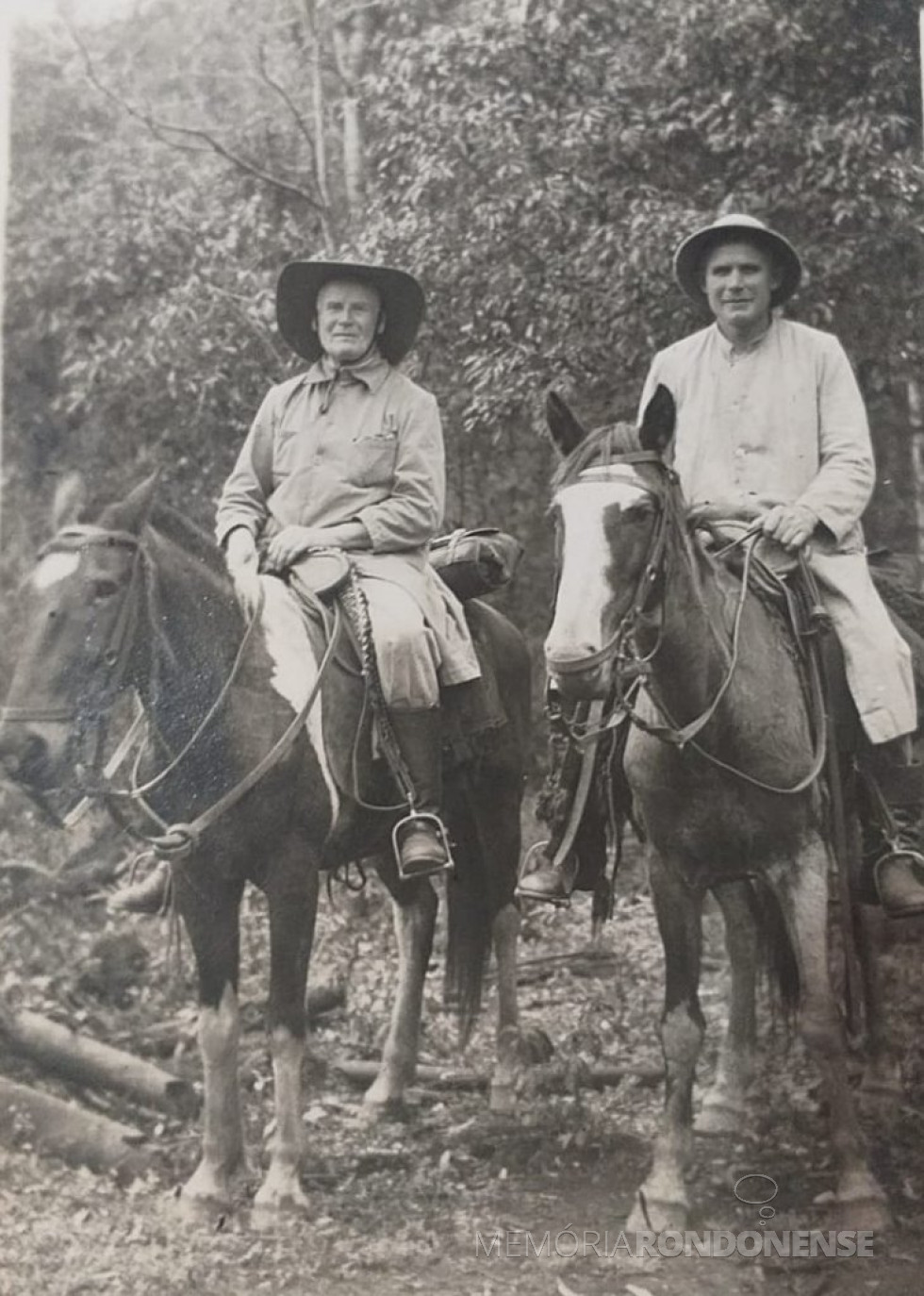 || Dom Manuel Koenner (e), bispo da prelatura de Foz do Iguaçu, e padre Aloísio Jacobi em peregrinação missionária na região de Campo Mourão, na década de 1940.
O último falecido em setembro de 1974.
Imagem: Acervo Provincialado SVd Sul (Curitiba). - FOTO 2 -