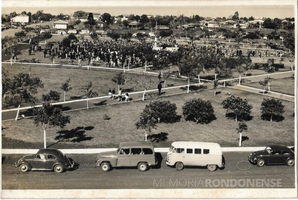 || Inauguração da Praça Willy Barth na cidade de Marechal Cândido Rondon, em 25 de julho de 1964.
Imagem: Acervo Wally Hachmann Zmysloni - FOTO 8 -