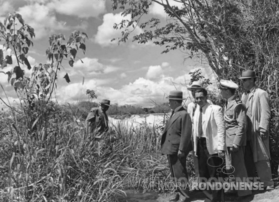 || Presidente Getúlio Vargas visitando as Sete Quedas na companhia de assessores e dirigentes da Cia. Matte Larangeira. Imagem: Acervo Walter Dysarsz - Foz do Iguaçu - FOTO 9 -