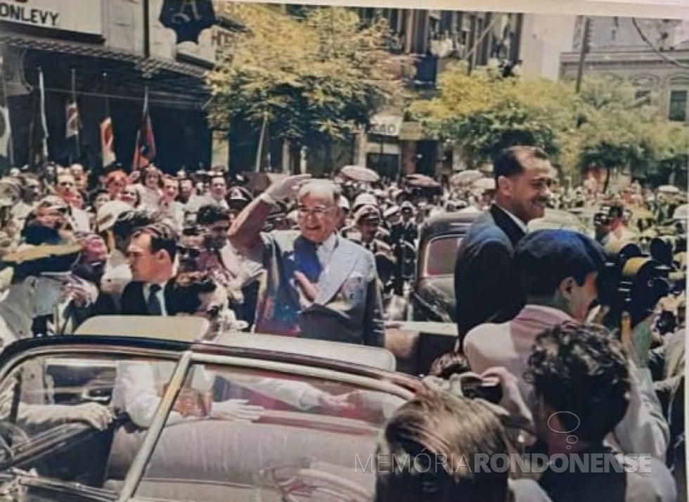 || Presidente Getúlio Vargas desfilando a carro aberto na cidade de Curitiba, com o governador Bento Munhoz da Rocha Neto, à sua esquerda, em sua visita ao Paraná, em dezembro de  1953.
Imagem: Acervo Carlos Sviatowski (Curitiba) - FOTO 12 - 