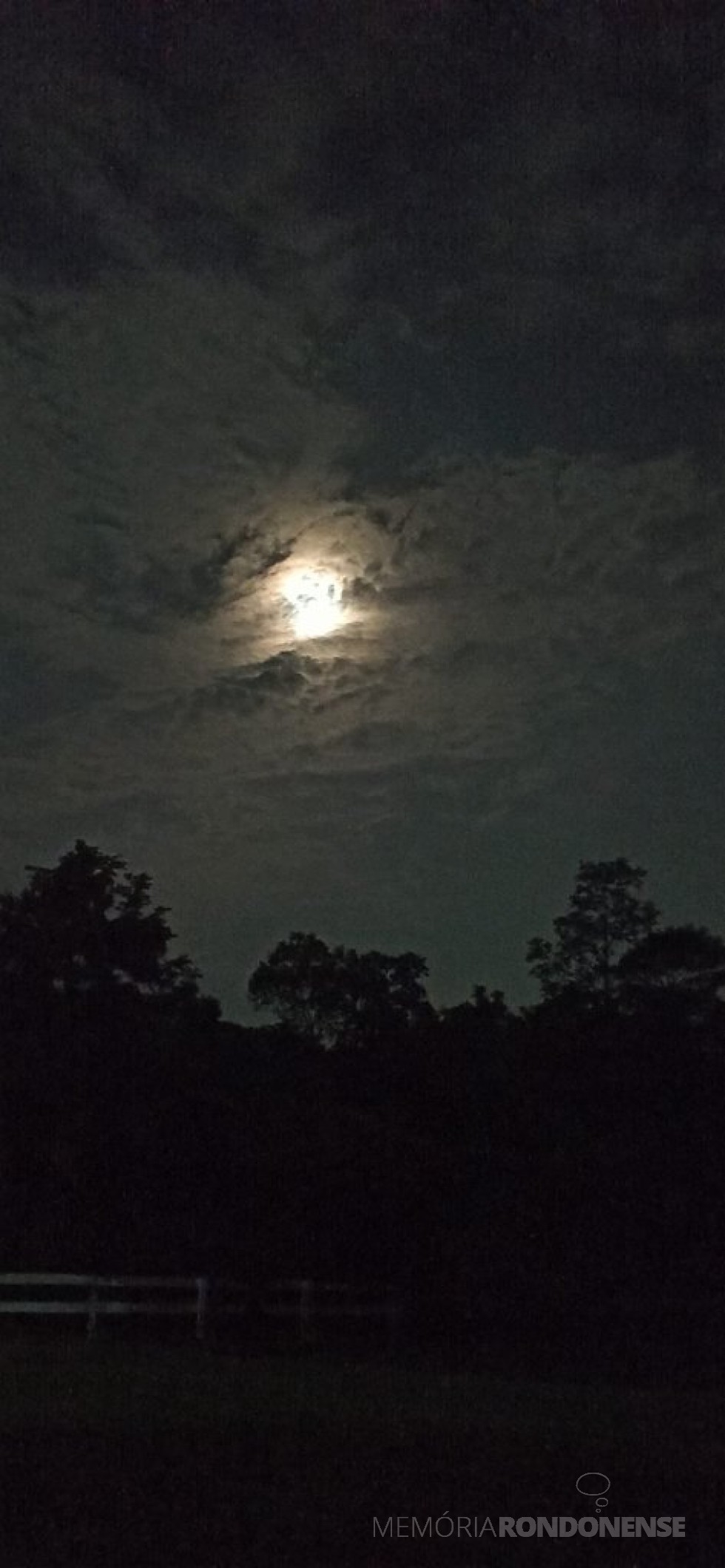 || Despontar da lua no município de Marechal Cândido Rondon em 03 de fevereiro de  2023. Foto clicada a partir da Linha Concórdia pela rondonense Cláudia BOck - FOTO 15 - 