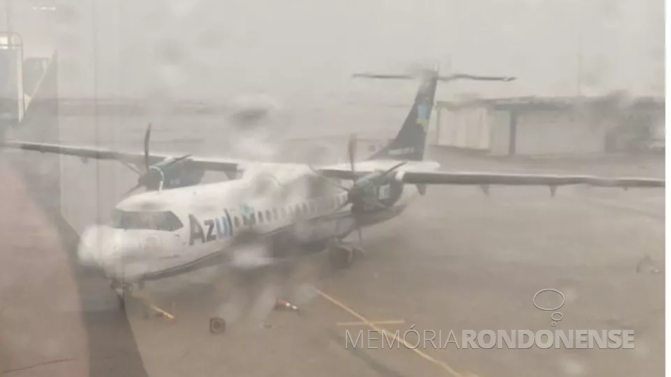 || Avião da empresa aérea Azul arrastado na pista do aeroporto de Cascavel (PR), em 10 de fevereiro de 2023, ao meio-dia. 
Imagem: Acervo O Presente - FOTO 22 -