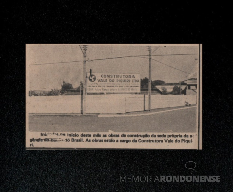 || Placa indicativa da construção da agência própria do Banco do Brasil, em Marechal Cândido Rondon (PR), em final de fevereiro de 1978. 
Imagem: Acervo da Família de Ariovaldo Luiz Bier/Projeto Memória Rondonense - FOTO 11 -