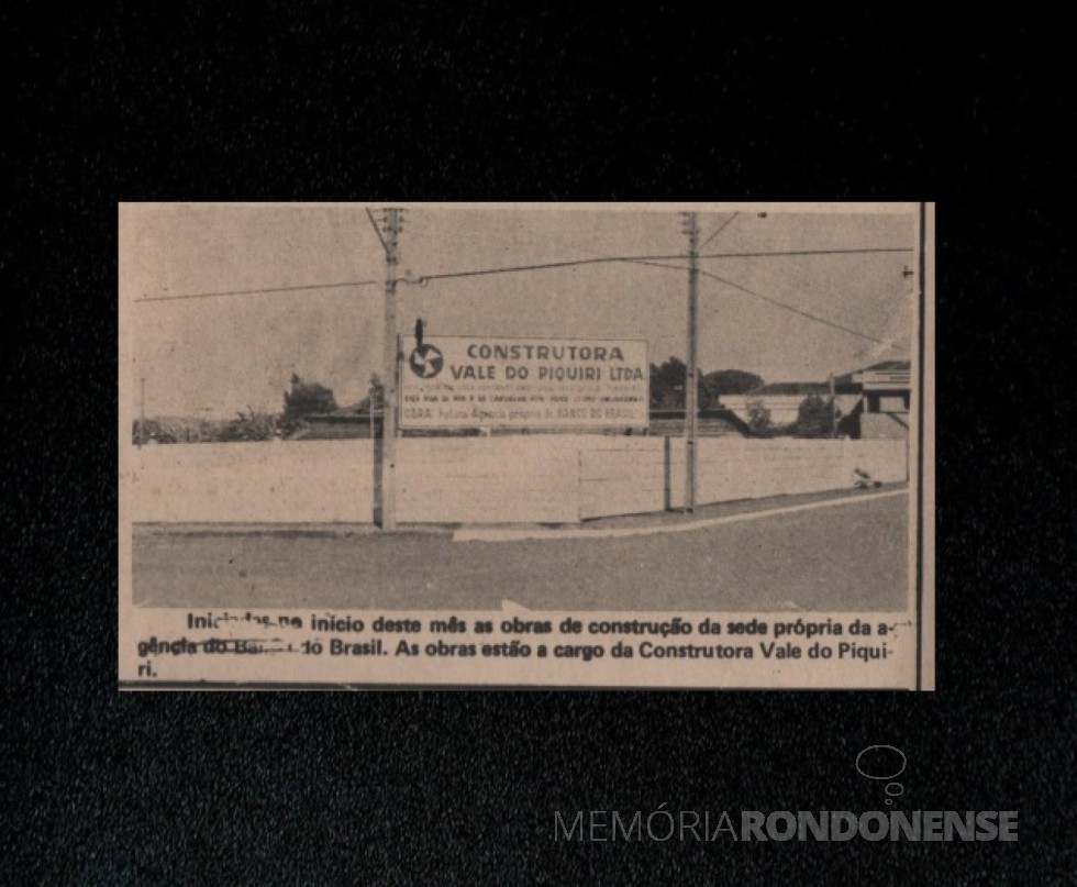 || Placa indicativa da construção da agência própria do Banco do Brasil, em Marechal Cândido Rondon (PR), em final de fevereiro de 1978. 
Imagem: Acervo da Família de Ariovaldo Luiz Bier/Projeto Memória Rondonense - FOTO 10 - 