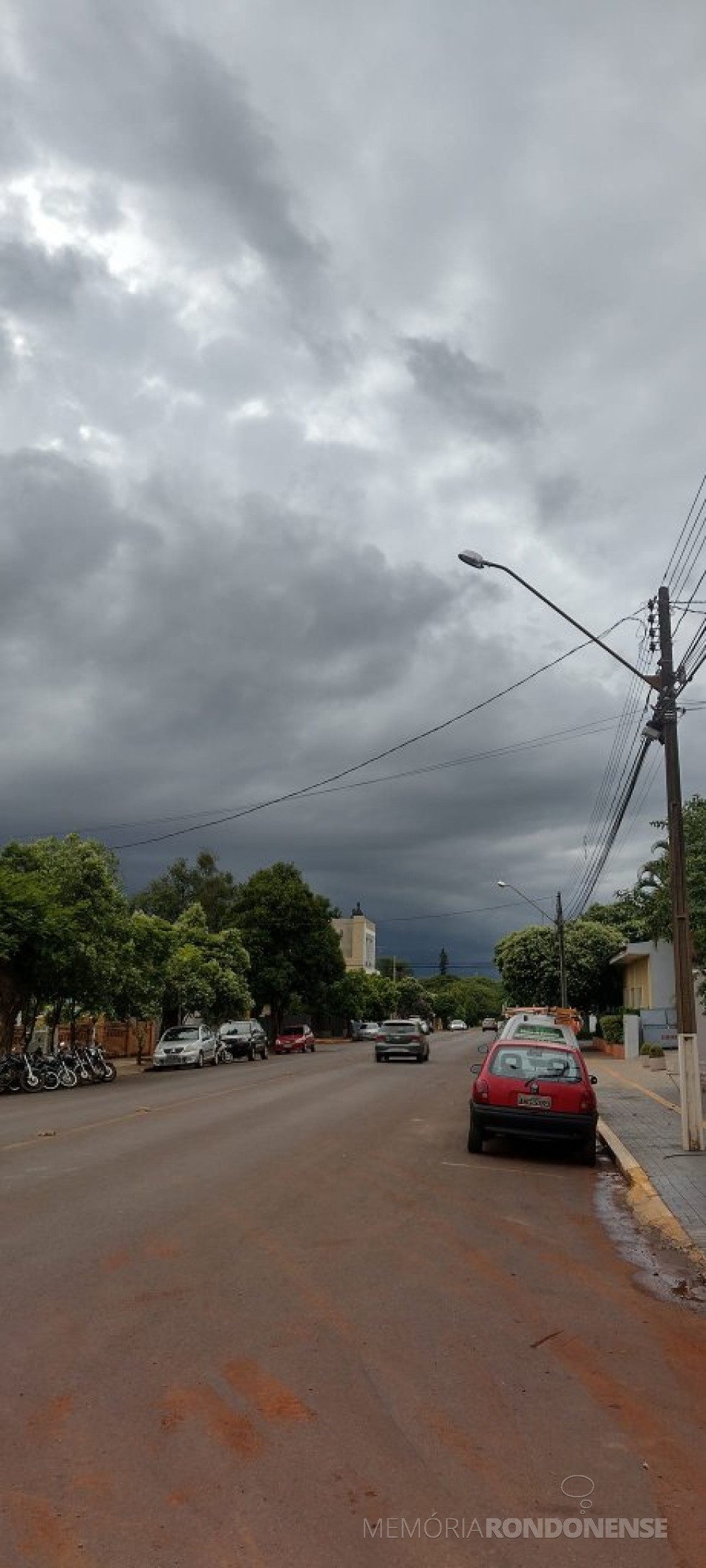 || Formação de nuvens de chuva se aproximando da cidade de Marechal Cândido Rondon, em 03 de fevereiro de 2023. Imagem clicada a partir da rua Minas Gerais, entre as Ruas Sete de Setembro e D. João VI pelo rondonense Ander Santos - FOTO 14 - 
