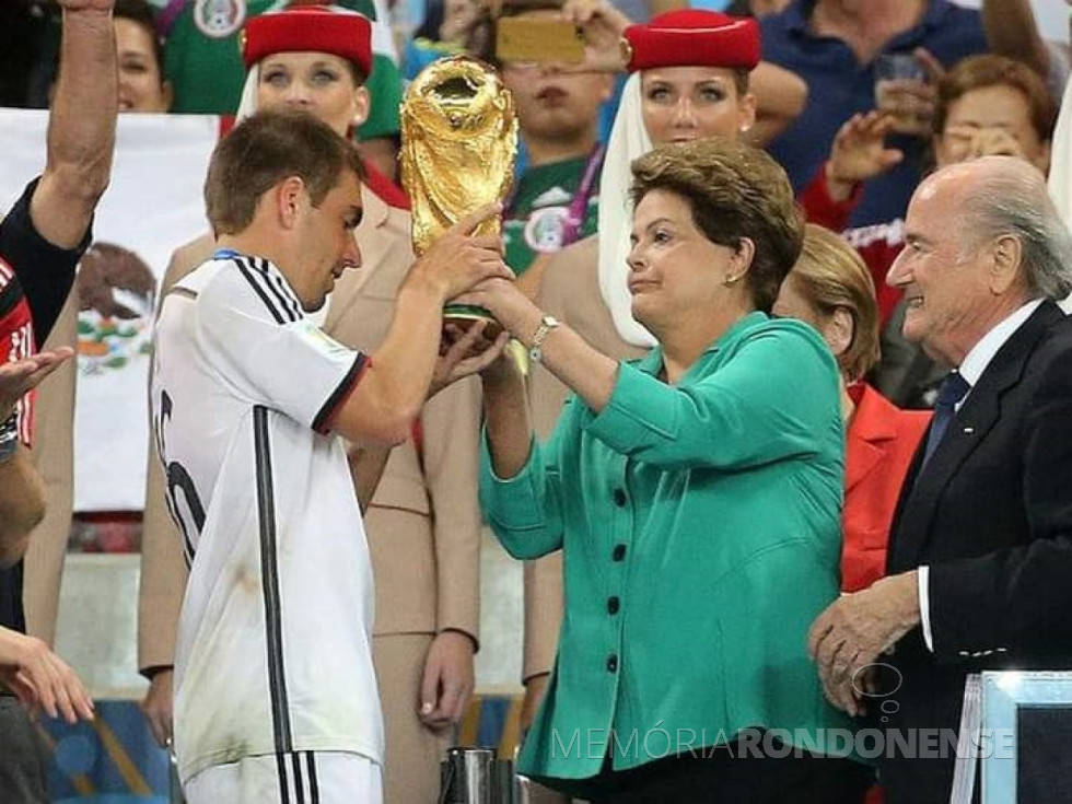 || Presidente Dilma Rouseff entrega a Taça da Copa do Mundo ao capitão da Seleção da Alemanha, Philip Lahm, em 13 de julho de 2014, em cerimônia fechada no Estádio do Maracanã, tendo ao seu lado esquerdo, Joseph Blatter, presidente da FIFA.
Imagem: Acervo O Estado - crédito: Eduardo Nicolar - FOTO 7 -