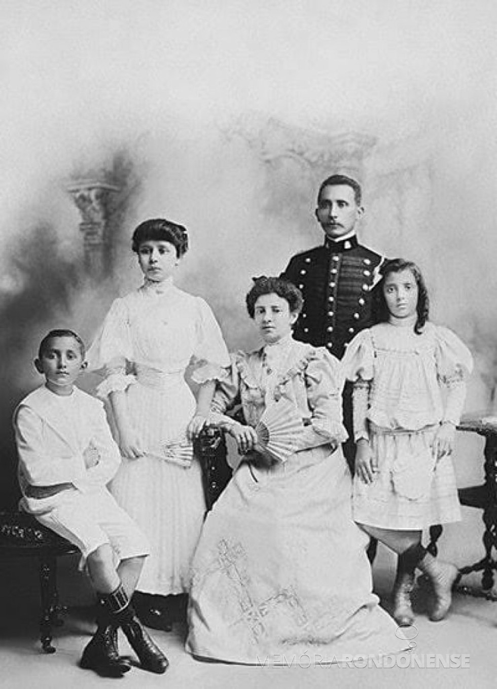 || Cândido Mariano da Silva Rondon e sua Família,  em 1902.
 Da esquerda para à direita Benjamin, Aracy, Chiquita -centro -, Rondon e Clotilde.
 Fonte:  Rondon, Uma Biografia - Larry Rohter. - FOTO 3 - 
