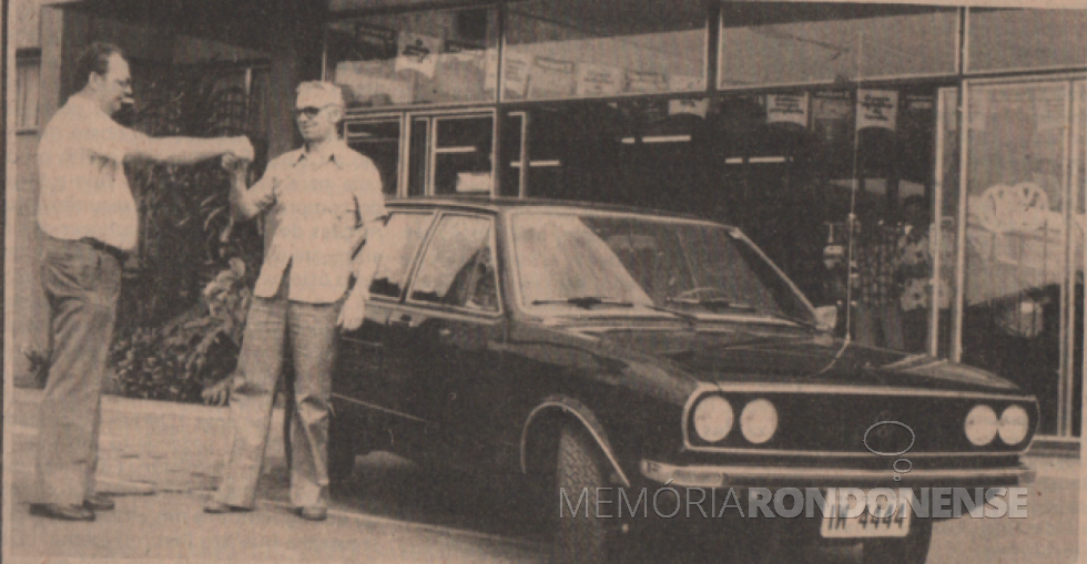 || Momento em que Irio Jacob Welp, diretor sócio-proprietário da empresa Reveral entrega ao prefeito municipal Almiro Bauermann as chaves do VW Passat 4 portas, adquirido em março de 1978.
Imagem: Acervo Família de Ariovaldo Luiz Bier/Projeto Memória Rondonense - FOTO 17 -