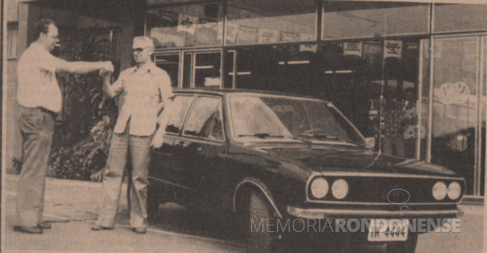 || Momento em que Irio Jacob Welp, diretor sócio-proprietário da empresa Reveral entrega ao prefeito municipal Almiro Bauermann as chaves do VW Passat 4 portas, adquirido em março de 1978.
Imagem: Acervo Família de Ariovaldo Luiz Bier/Projeto Memória Rondonense - FOTO 12 - 