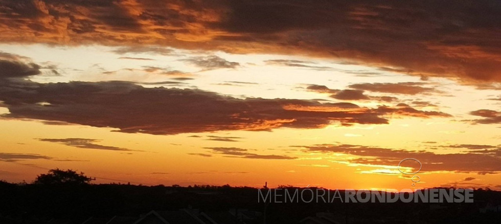 || Pôr do sol na cidade de Marechal Cândido Rondon, em 20 de março de 2023.
Foto feita a partir da Avenida Irio Jacob Welp, porção Sul, por Valdemir Sonda.
Imagem: Acervo do autor - FOTO 18 -