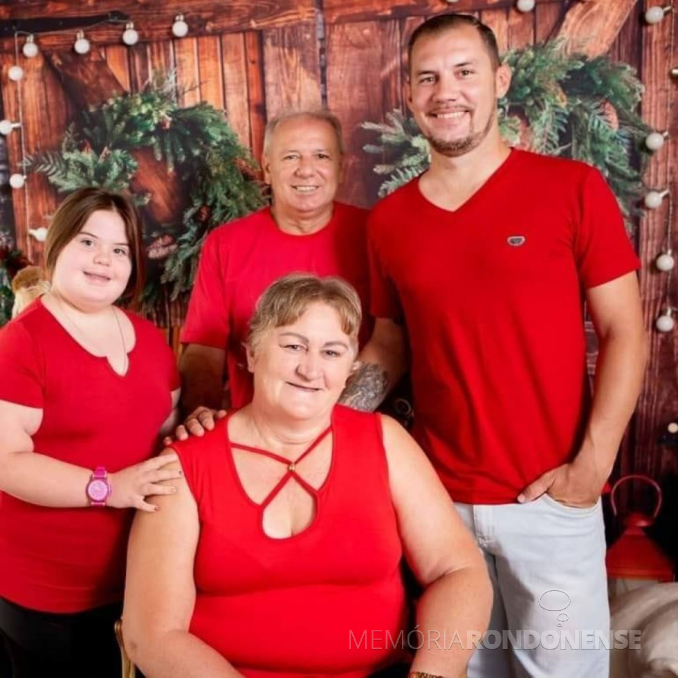 || Mauro Aparesido Pinatti com a esposa Nadir Ilce, o filho Fabiano e a filha Fabiane, ele um dos três primeiros batizados da Paróquia Sagrado Coração de Jesus, de Marechal Cândido Rondon, em março de 1962.
Imagem: Acervo pessoal - FOTO 4 -