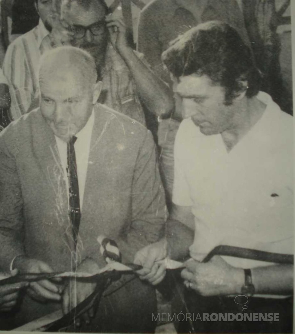 || Professor Alexandre Câmpara e o prefeito municipal Pedro Muffato desatando a fita de inauguração do museu histórico de Cascavel, em setembro de 1976.
Imagem: Acervo Alceu F. Seperança - FOTO 6 -