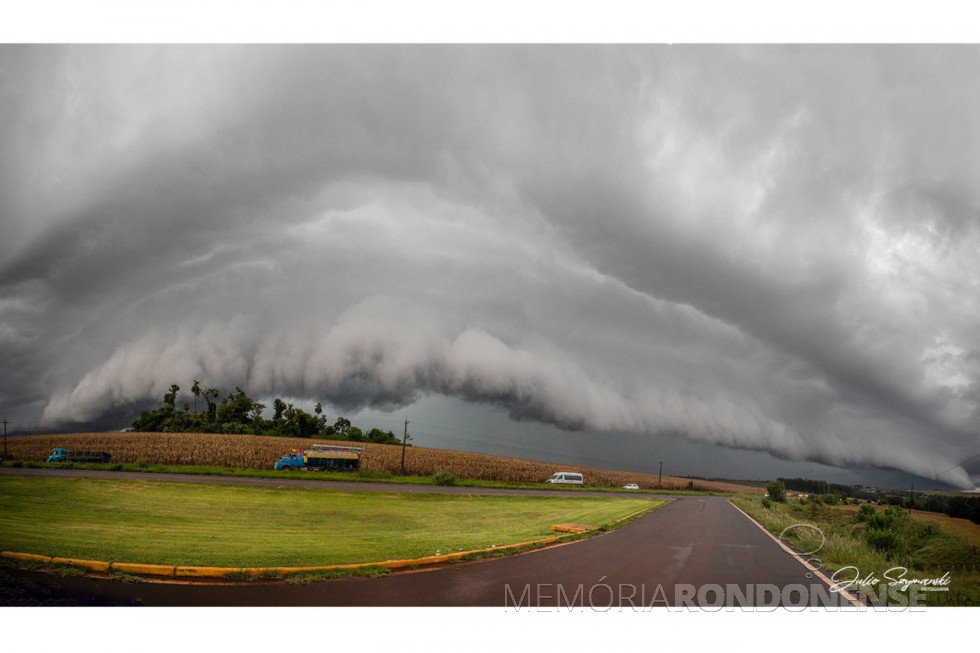 || Prenúncio de chuva fotografo a partir da BR 467, entre as cidades de Toledo e Cascavel, em 28 de fevereiro de 2023.
Imagem: Acervo e crédito de Julio Szymanski Fotografia (Cascavel - PR) - FOTO 26 -