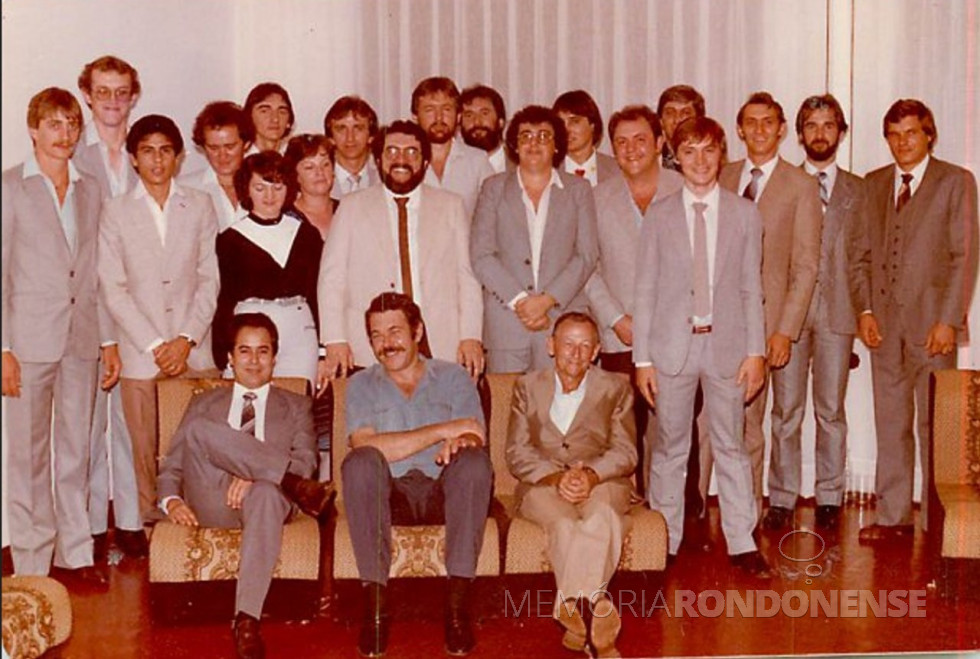 || 1ª turma de bacharelados em Ciências Contábeis pela antiga Facimar, em julho de 1984.
Sentados, da esquerda à direita: professor Mauro Donha, deputado estadual Gernote Gilberto Kirinus e Arlindo Alberto Lamb, primeiro prefeito eleito de Marechal Cândido Rondon.
Imagem: Acervo Gilmar José Minsk (Marechal Cândido Rondon - PR) - FOTO 9 -
