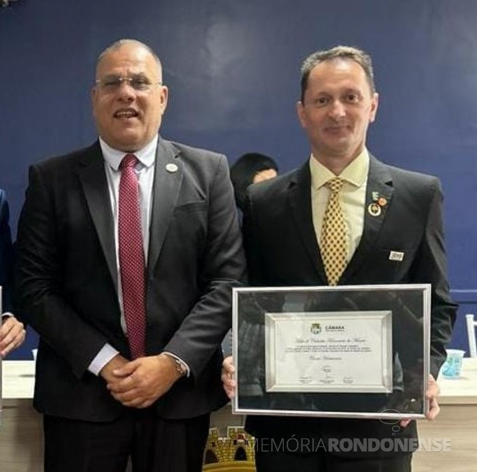 || Professor Dr. Cassio Hartmann (d) com a comenda do título de Cidadão Honorário de Maceió, em companhia do proponente da homenagem, vereador Eduardo Canuto.
Imagem: Acervo da Câmara Municipal de Maceió - FOTO 13 -