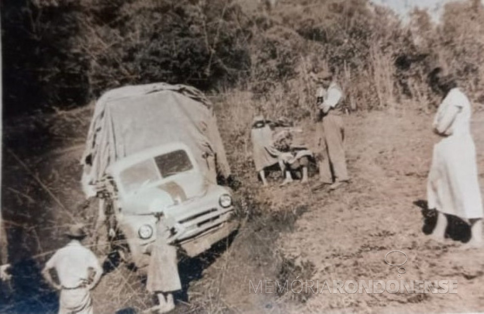 || Caminhão atolado com as mudanças dos casais Hilda e Ernesto Welzel, e Odete e Odilo Baierle, na migração ao Oeste do Paraná, em julho de 1954.
Imagem: Acervo de Hilda Welzel - crédito da imagem: Alfredo Hunfel. - FOTO 4 -