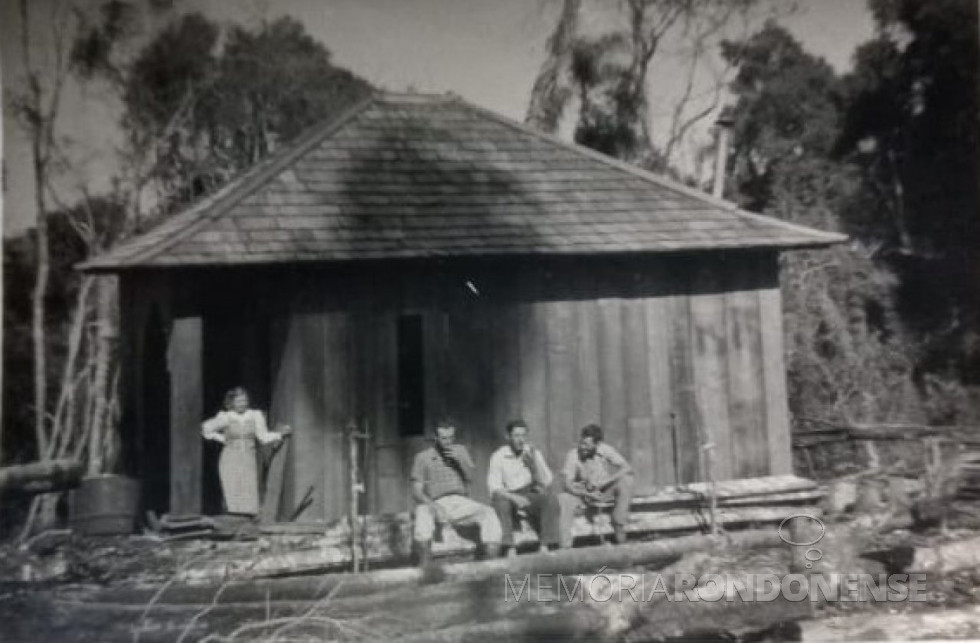 || Casa de Ernesto e Hilda Welzel, com alguns amigos, em 1954. Onde futuramente se chamou Novo Sobradinho.
Imagem: Acervo Toledo Memória e Fotos Atuais (Adair Korlow) - Doadora: Hilda Welzel - FOTO 5 -
