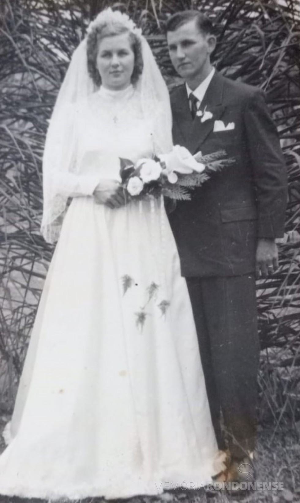 || Noivos Hilda e Ernesto Welzel , pioneiros de Novo Sobradinho, que casaram em 10 de julho de 1954. 
Imagem: Acervo Hilda Welzel/ Toledo Memória e Fotos Atuais (Adair Krolow) - FOTO 5 - 