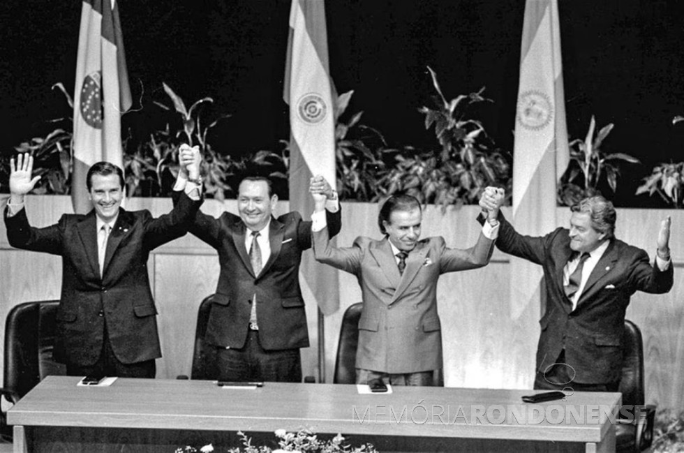 || Fernando Collor de Mello (Brasil), André Rodriguez (Paraguai), Carlos Menen (Argentina) e Luis Lacalle (Uruguai) signatários do Tratado de Assunção, de 26 de março de 1991, que criou o Mercosul.
Imagem: Acervo El País - FOTO 8 -