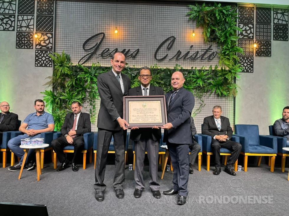 || Pastor Edmar da Silva Ramos recebendo a comenda de Cidadão Honorário de Marechal Cândido Rondon das mãos do autor da proposição, vereador Cristiano Metzner (e) e  Marcelo Portela, secretário municipal de Administração e representando o prefeito municipal Marcio Andrei Rauber, em março de 
Ao fundo, da esquerda à direita: pastor Isai Marcelo Hort, professor Fernando Volpato, secretário municipal de Educação; vereador Dionir Brisch e vereador Carlinhos da Silva.
Imagem: Acervo Câmara Municipal de Marechal Cândido Rondon - Crédito: Cristiano Marlon Viteck - FOTO 30 - 