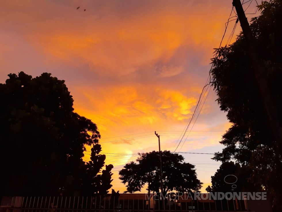 || Pôr do sol em Marechal Cândido Rondon, visto do Bairro Ana Paula, em 10 de março de 2023, fotografado pelo rondonense Matias Graff.
Imagem: Acervo e crédito do autor - FOTO 14 - 
