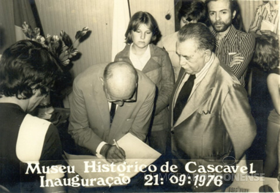 || Secretário municipal da Educação e Cultura, professor Beliamino Júlio Miotto, da cidade de Cascavel, assinando o livro de visitas no dia da inauguração do Museu Histórico Celso Formighieri Sperança, de Cascavel.
Imagem: Acervo Alceu F. Sperança - FOTO 7 --