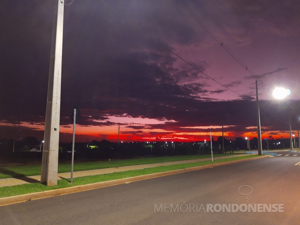 || Poente na cidade de Marechal Cândido Rondon, clicada desde o Bairro Ana Paula, em 08 de março de 2023.
Imagem: Acervo e crédito do rondonense Matias Graff - FOTO 20 - 