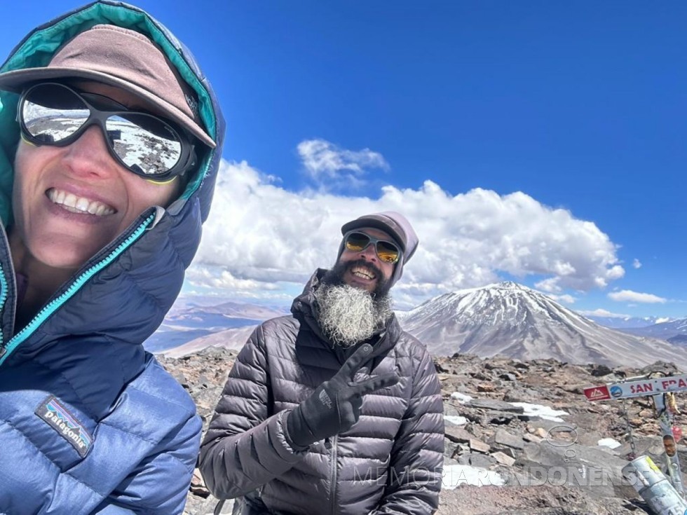 || Rondonense Manuelli Brambati e esposo Rafael Holzbach no alto do Vulcão São Francisco, na Argentina, em janeiro de 2023.
Ao fundo, o  vulcão Incahuasi com 6.621 de altitude
Imagem: Arquivo pessoal - FOTO 18 - 