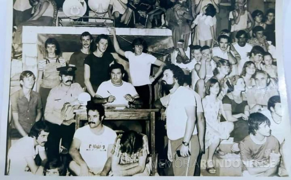 || Final do Campeonato Municipal de Futebol de Salão 1978, presença do público, e dirigentes no túnel do antigo Módulo Esportivo, em final de março.
À frente do túnel, fundo, da esquerda à direita: Arno Wondracek (de bigode), professor Roberto Cunha, professor Harraldo Altmann, presidente do Conselho Municipal de Desportos. Na mesa, como cronometrista e anotador: Jeronimo Gomes. Sentado à frente da mesa, jornalista Eduardo Lima, do jornal Rondon Hoje. À direita, em pé, o árbitro Sérgio Amaro.
Entre o público, sentados, o prefeito Almiro Bauermann, esposa Selmira e a filha Leslei.
Imagem: Acervo Vilson Berwanger - FOTO 8 -