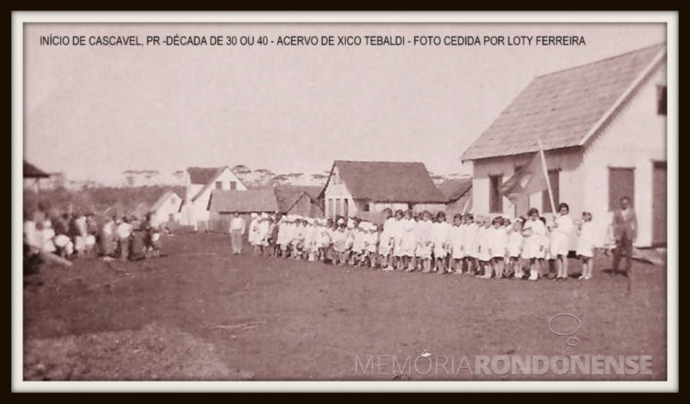 || Inicio da atual cidade de Cascavel (PR), em foto da década de 1930 ou próximo de 1940.
O local é hoje a Avenida Brasil esquina com a Rua Pio XII. As crianças são alunos dos Grupo Escolar.
A 1ª casa, à direita, foi transformada na Copal , a primeira casa de comércio esturada. A casa seguinte era de José Silvério de Oliveira (Nhô Jeca) considerado o fundador de Casacavel. Ali ele tinha um bodega/merceria e vendia apetrechos, comidas in natura, servia refeições para viajantes. Funcionava junto salão onde se faziam bailes e logicamente era ponto de encontro para tomar pinga e vinhop.
O sobrado, casa maior, era de João Ferreira. Neste sobrado também funcionou a Coletoria Estadual. O último morador na residência foi o sr. Saraiva.
Imagem: Acervo e legenda de Nelso Toigo . A fotografia é uma cópia daquela postada por Lotty Ferreira, filha  de João Ferreira, que deixou Cascavel e foi morar em Foz do Iguaçu - FOTO 7 - 
