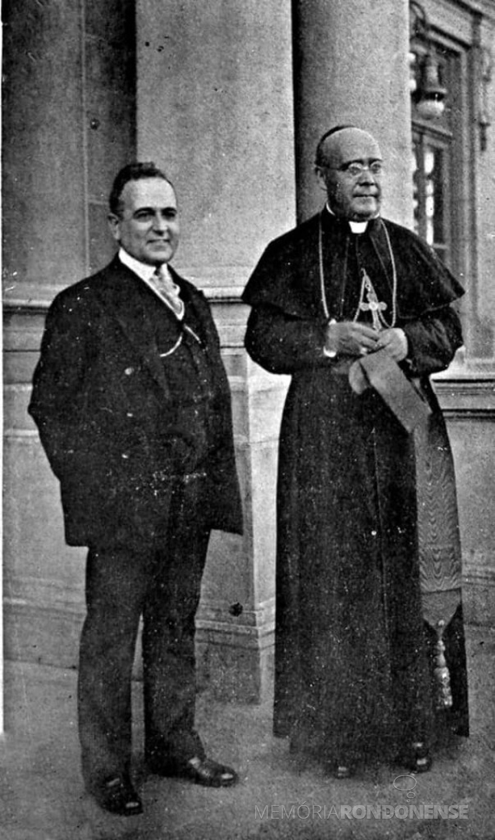 || Getúlio Vargas e o cardeal Leme que foi o interlocutor entre o movimento revolucionário que convenceu Washington a deixar a Presidência da República.
Imagem: Acervo A República Brasileira/ Facebook - FOTO 4 -