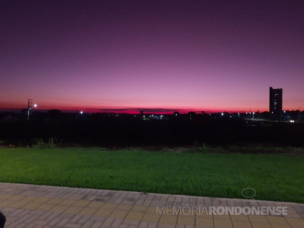 || Crepúsculo na cidade de Marechal Cândido Rondon, em 27 de abril de 2023, em foto clicada a partir do Bairro Ana Paula.
Imagem: Acervo e crédito do rondonense Matias Graff - FOTO 35 -