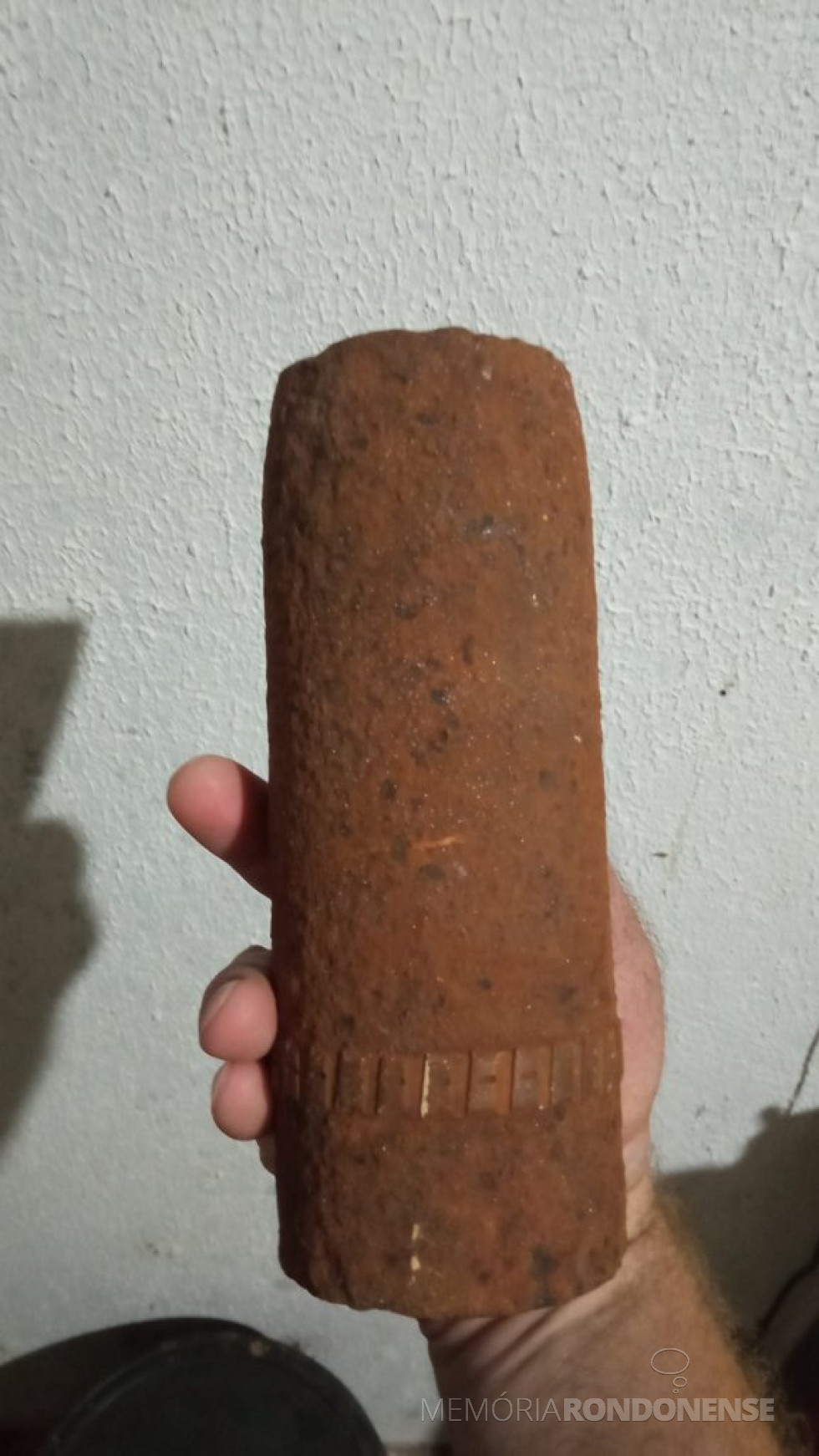 || Bala de canhão localizada na Linha Apepú, no distrito de rondonense de Porto Mendes.
Provavelmente abandonada durante o corre-corre dos rebeldes para alcançar às margens do Rio Paraná e passar para o território paraguaio, abril de 1925.
Imagem: Acervo do rondonense Ronei Leandro Matther - FOTO 9 -