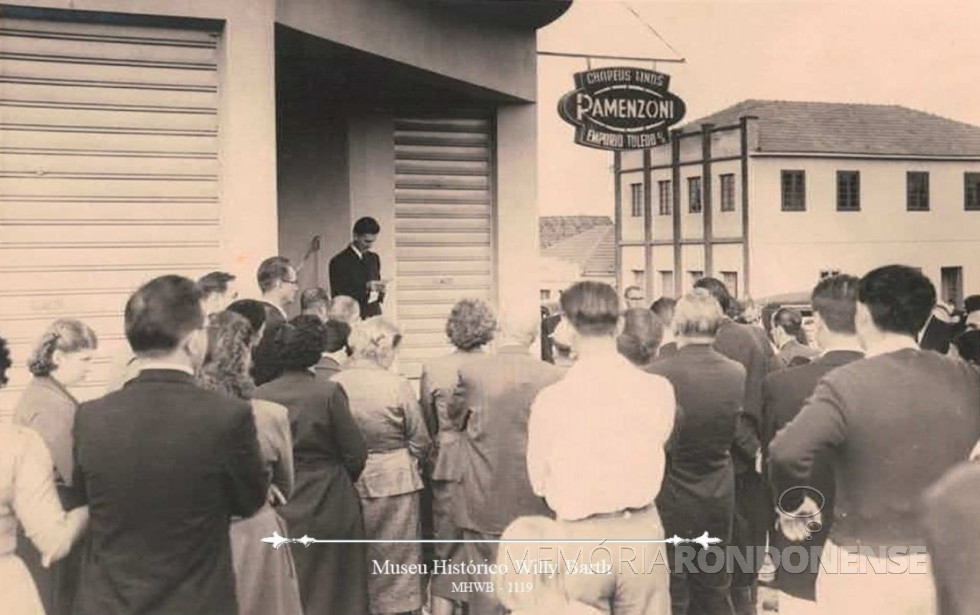 || Egon Pudell, gerente-geral do Empóiro Toledo, na cidade de Toledo (PR), discursando para autoridades, convidados e público na inauguração do novo estabelecimento em junho de 1955.
Imagem: Acervo Museu Histórico Willy Barth - doador: Doador: Walter Bercht, em 15/07/1985. - FOTO 7 -