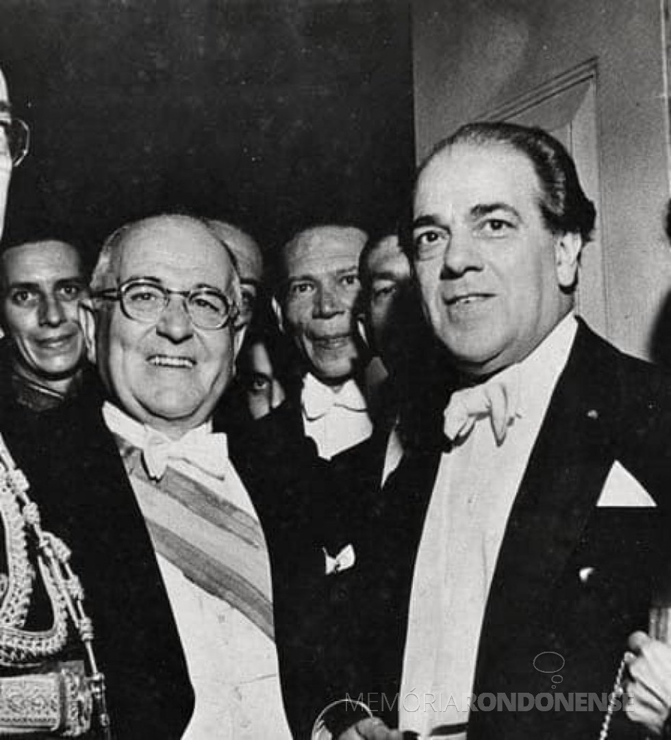 || Presidente Getúlio Vargas (e) com o compositor Heitor Villa-Lobos, na década de 1940.
Imagem: Acervo a República Brasileira/Facebook - FOTO 9 - 