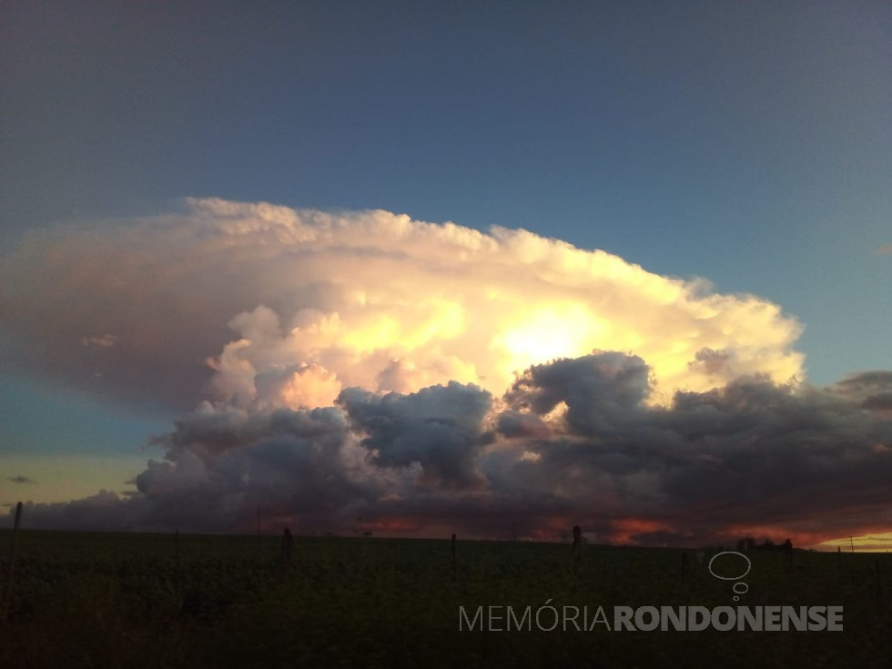 || Formação de cumulonimbus ao pôr-do-sol ao sudoeste da cidade de Marechal Cândido Rondon, em 28 de janeiro de 2023, fotografada a partir da Linha São Luiz, município de Mercedes.
Imagem: Acervo e crédito do pioneiro rondonense Eli Marcon.
- FOTO 20-