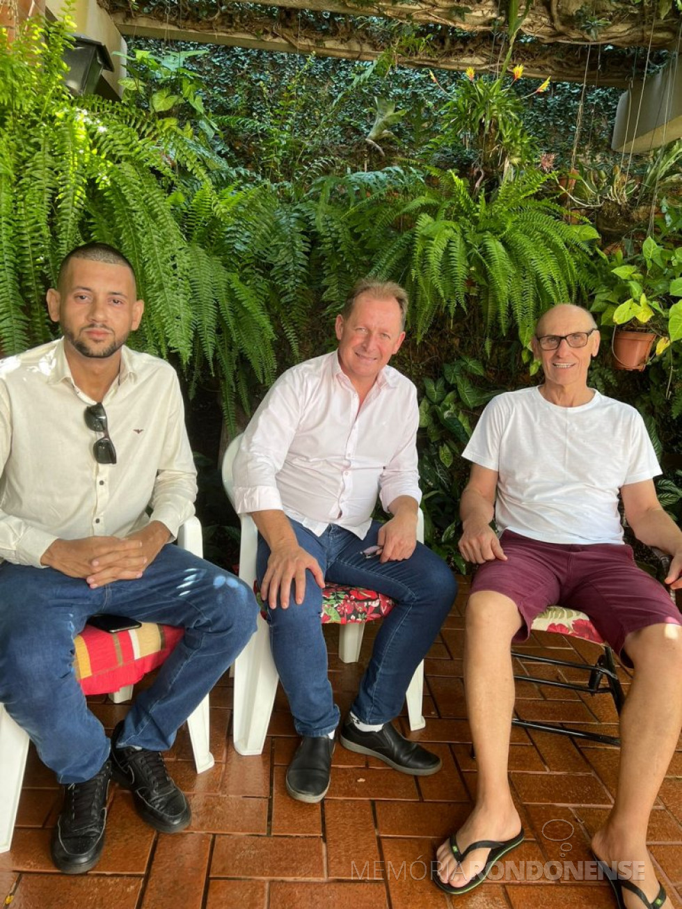 || Deputado federal Elton Welter (c) em visita ao coordenador do Projeto Memória Rondonense, acompanhado de seu assessor Fernando Nègre Nascimento (e), em começo de abril de 2023.
Imagem: Assessoria do Deputado - FOTO 33 -
