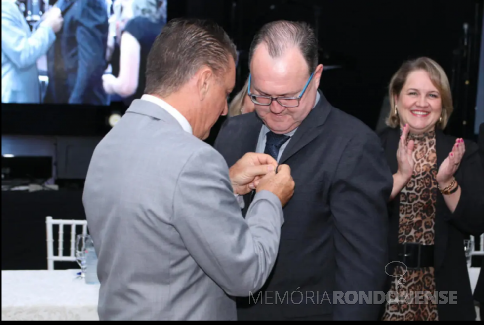 || Contabilista Paulo Adriano Grenzel recebendo o pint de presidente da Acimacar  do ex-presidente da entidade classista, empresário Legário Gilberto von Mühlen, em abril de 2023. 
Imagem: Acervo Comunicação Acimacar - FOTO 23 -