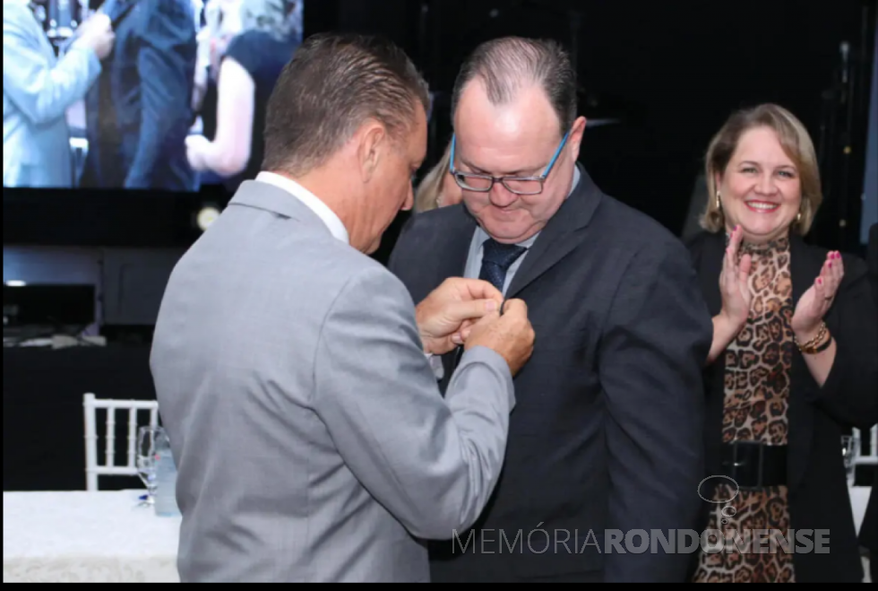 || Contabilista Paulo Adriano Grenzel recebendo o pint de presidente da Acimacar  do ex-presidente da entidade classista, empresário Legário Gilberto von Mühlen, em abril de 2023. 
Imagem: Acervo Comunicação Acimacar - FOTO 22 - 