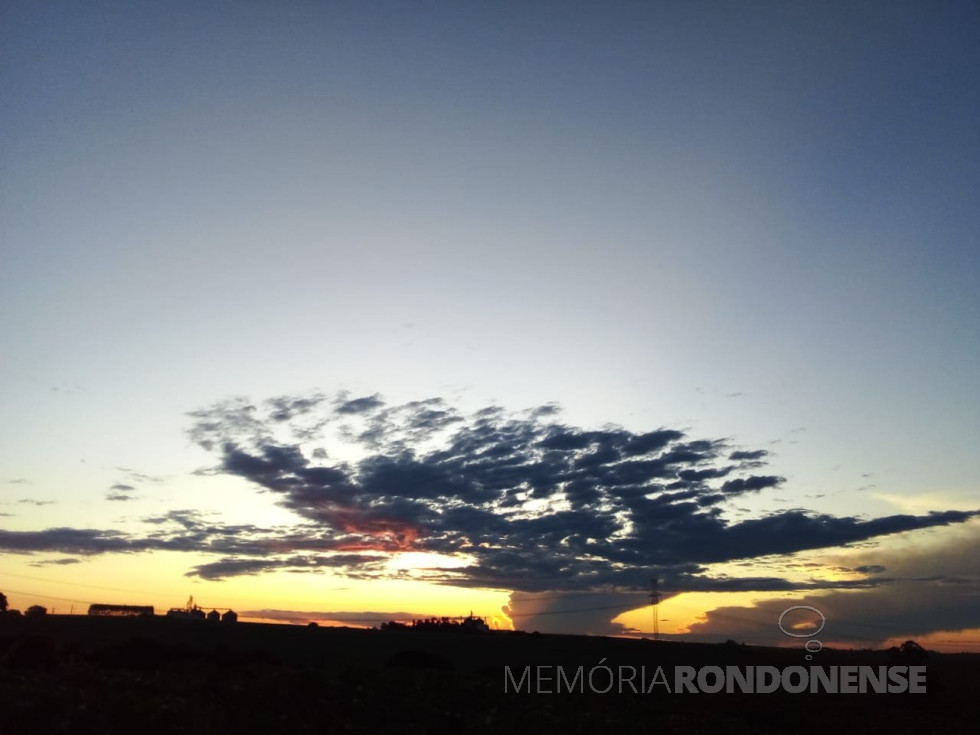 || Entardecer no município de Marechal Cândido Rondon, em 12 de abril de 2023, fotografado desde a Linha São Luiz.
Imagem: Acervo e crédito da pioneira rondonense Eli Marcon - FOTO 13 - 